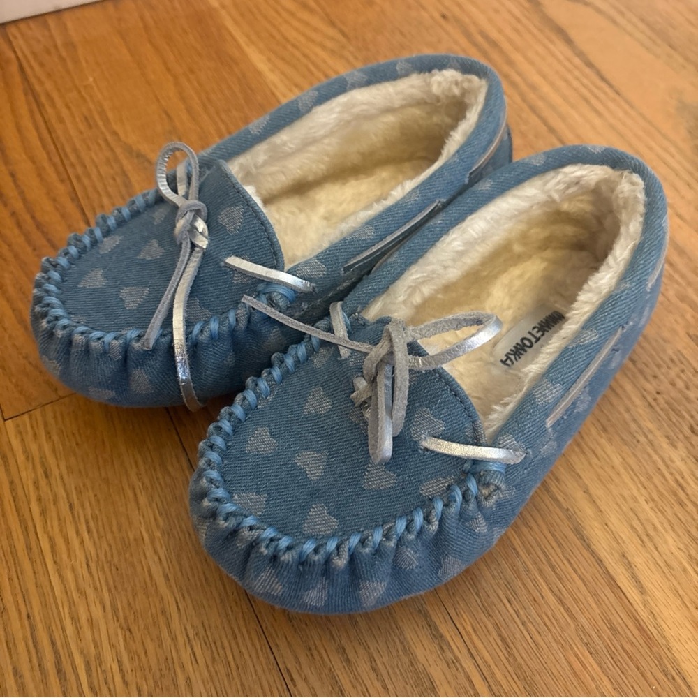 MINNETONKA Blue Heart Print Moccasin Slippers Size 13 Youth Faux Fur Lined